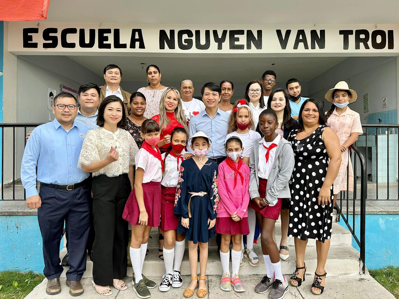 Đoàn đại biểu thanh niên Việt Nam đến thăm trường Tiểu học Nguyễn Văn Trỗi. Ảnh: An Nhiên