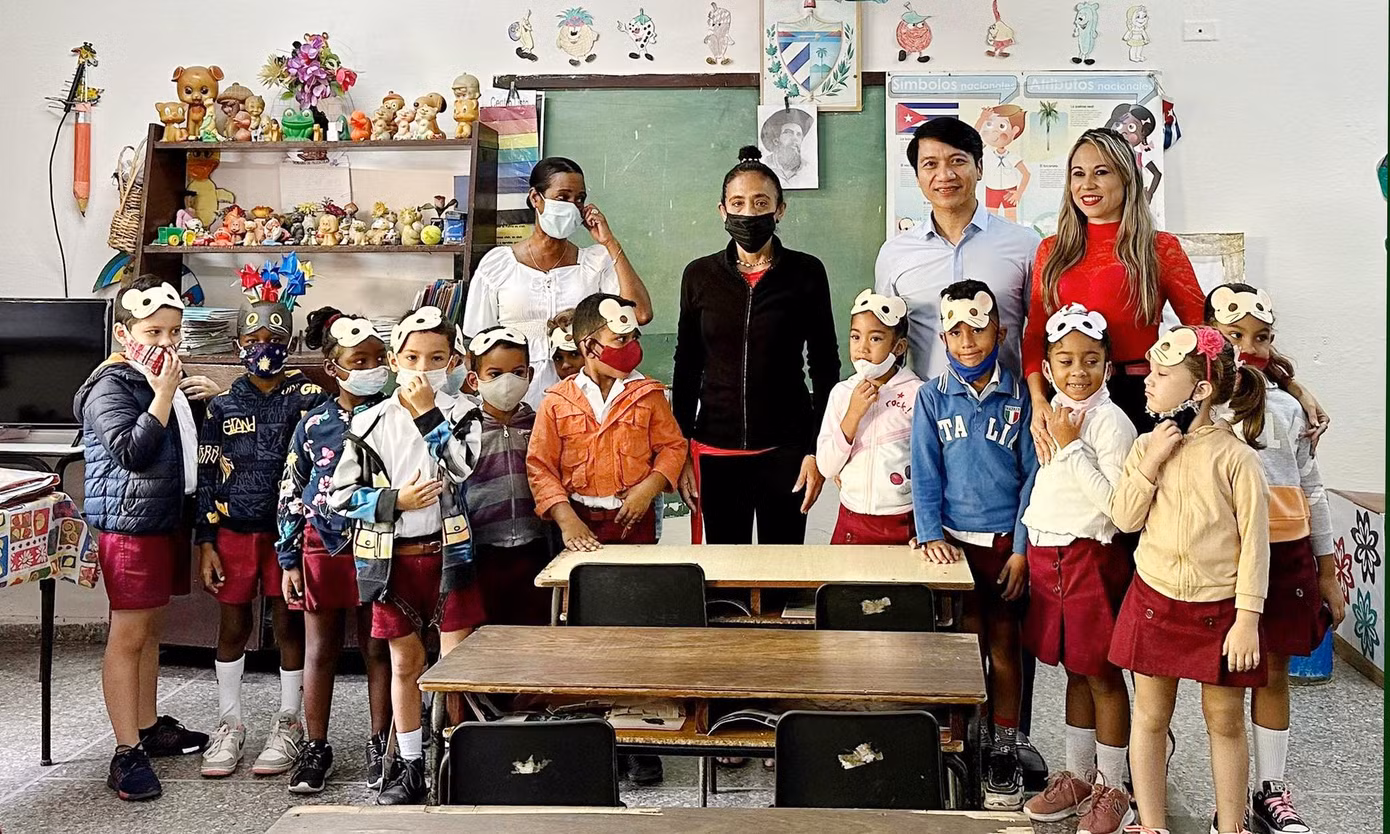 Anh Nguyễn Ngọc Lương tham gia các hoạt động trải nghiệm cùng học sinh