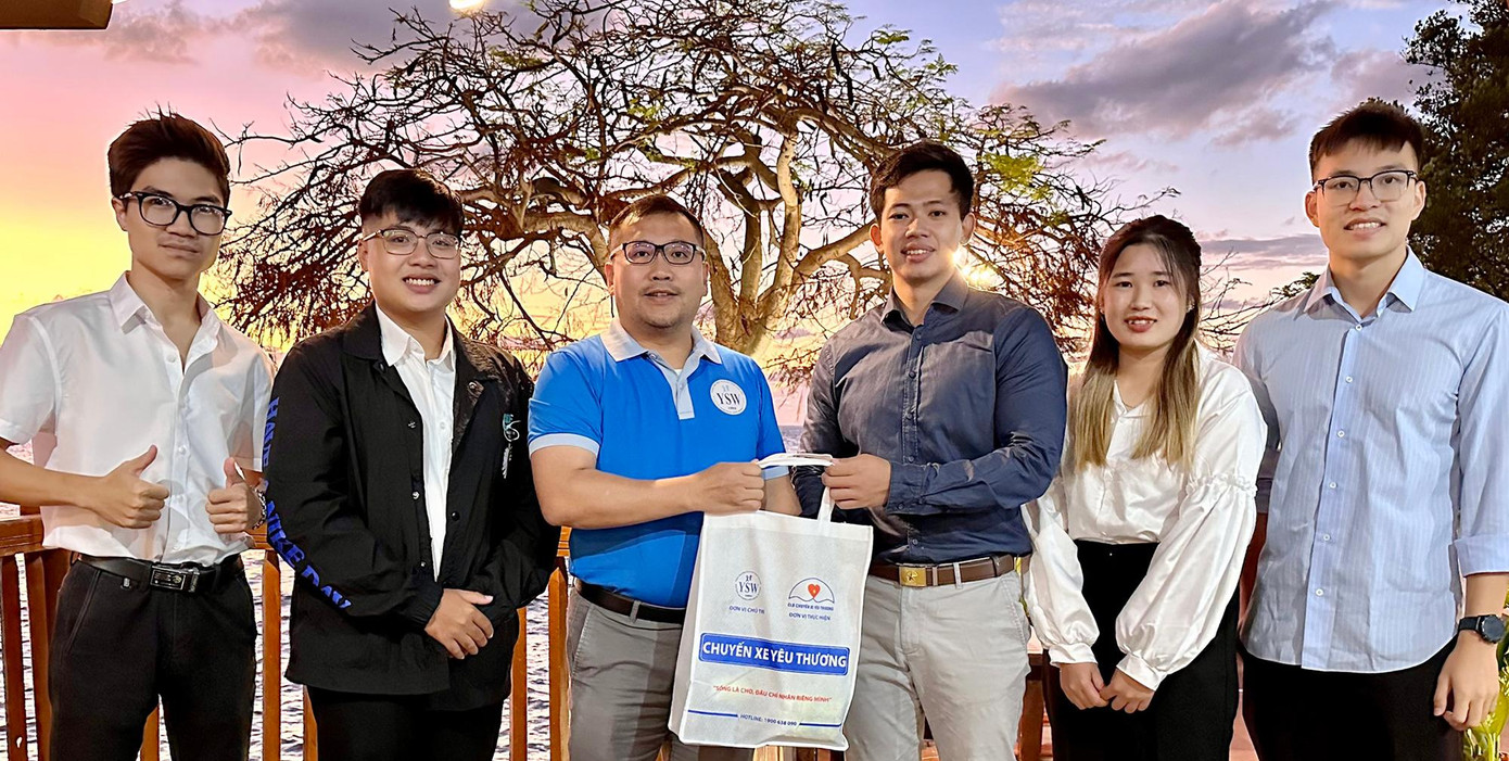 Lãnh đạo Trung tâm Công tác xã hội tặng quà cho Ban Cán sự Đoàn tại Cuba Lãnh đạo Trung tâm Công tác xã hội tặng quà cho Ban Cán sự Đoàn tại Cuba