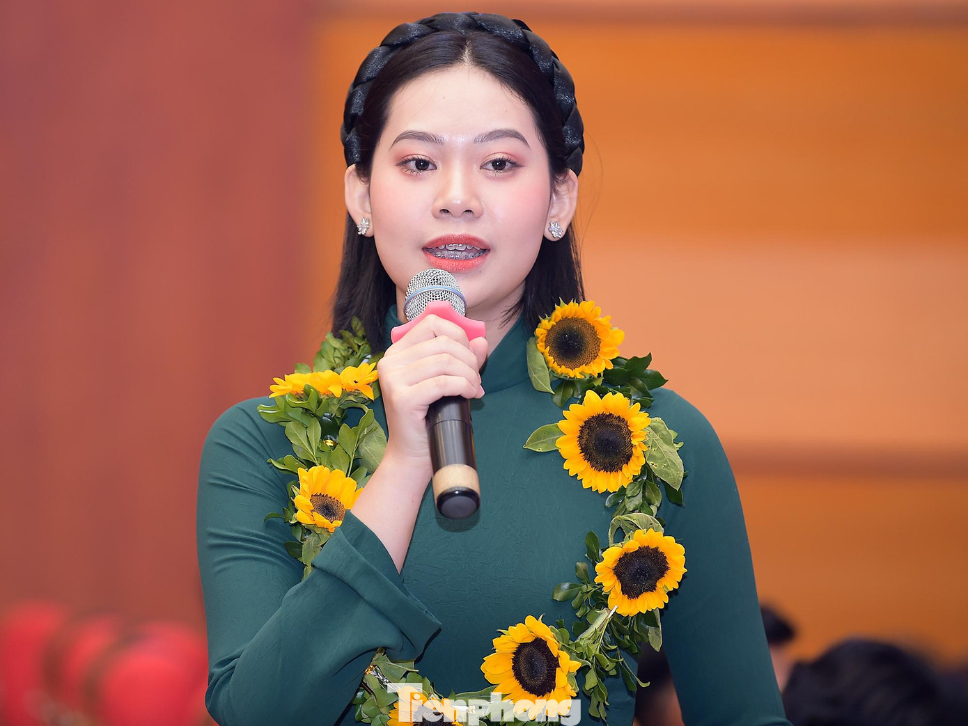 Tại chương trình đã giao lưu với hai gương &quot;Thanh niên sống đẹp&quot; năm 2022 là chị Nguyễn Thị Bích Mai và anh Thái Ngô Hiếu. Ảnh: Xuân Tùng