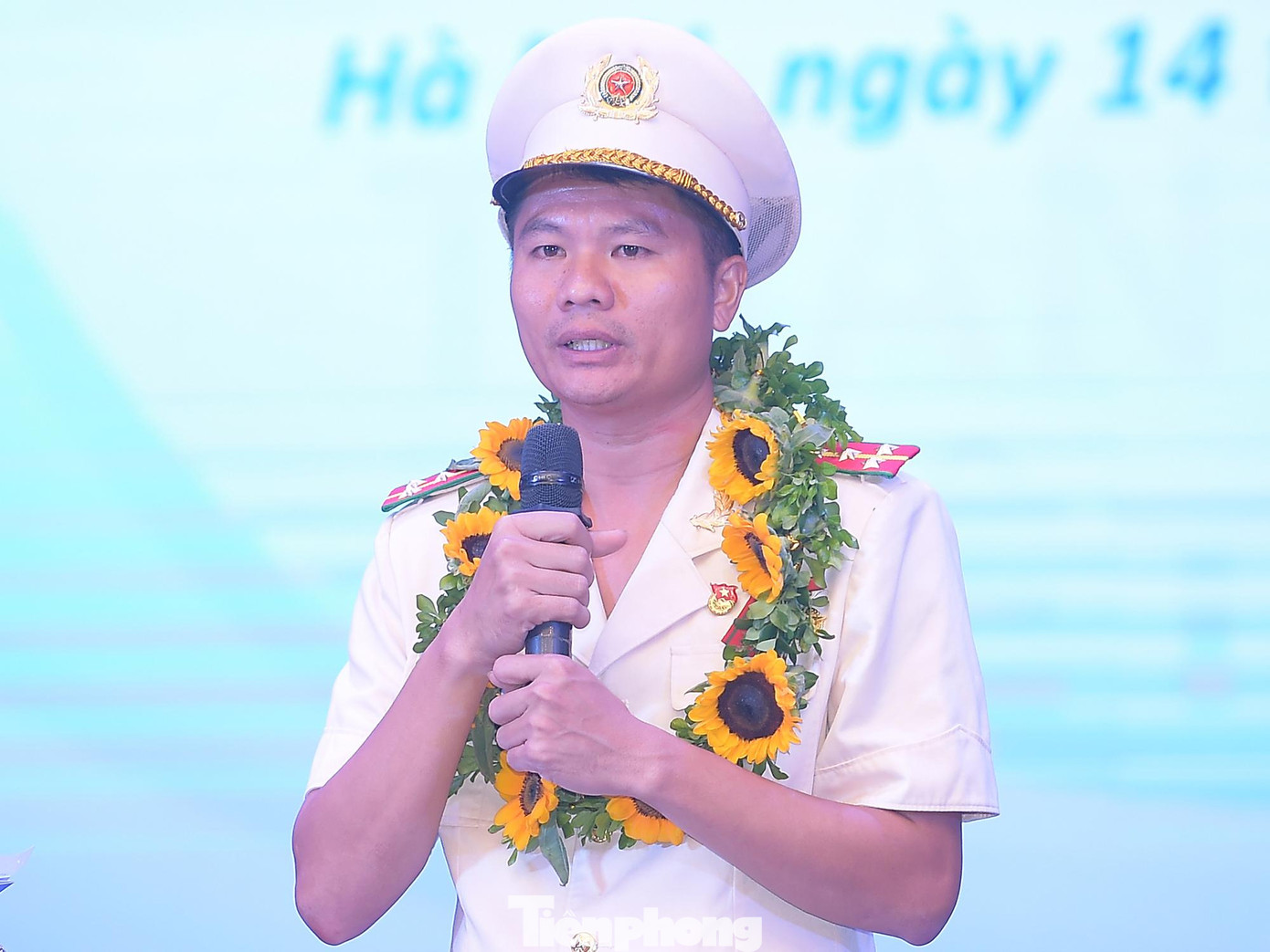 Tại chương trình đã giao lưu với hai gương &quot;Thanh niên sống đẹp&quot; năm 2022 là chị Nguyễn Thị Bích Mai và anh Thái Ngô Hiếu. Ảnh: Xuân Tùng