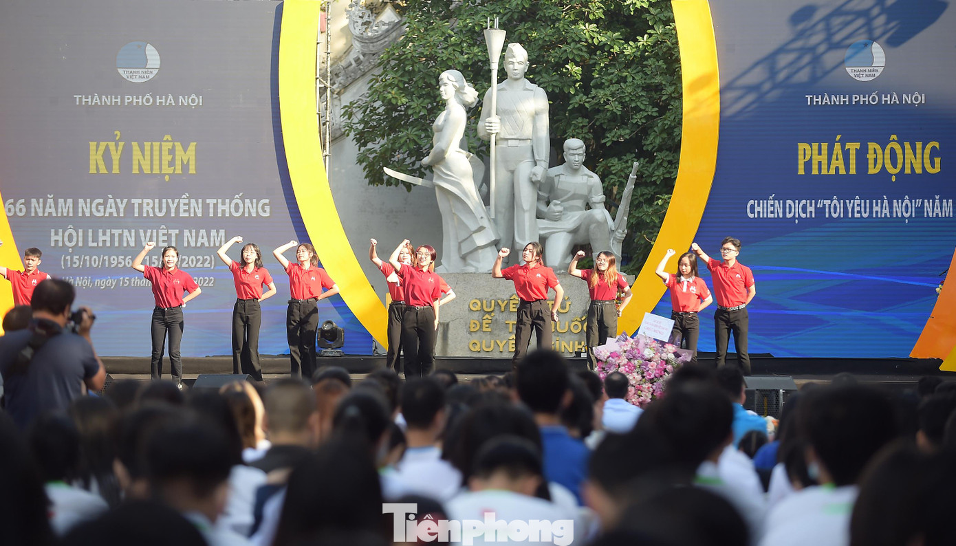 Chương trình diễn ra tại Tượng đài Quyết tử để Tổ quốc quyết sinh. Ảnh: Xuân Tùng Chương trình diễn ra tại Tượng đài Quyết tử để Tổ quốc quyết sinh. Ảnh: Xuân Tùng