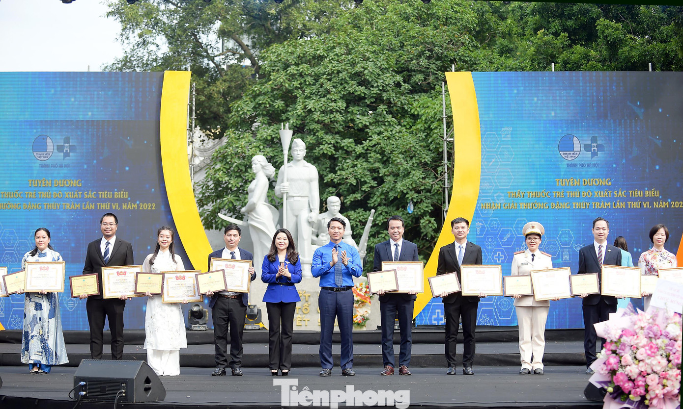 Anh Nguyễn Ngọc Lương và chị Chu Hồng Minh trao tặng Giải thưởng Đặng Thùy Trâm lần thứ VI năm 2022 cho 10 gương mặt. Ảnh: Xuân Tùng Anh Nguyễn Ngọc Lương và chị Chu Hồng Minh trao tặng Giải thưởng Đặng Thùy Trâm lần thứ VI năm 2022 cho 10 gương mặt. Ảnh: Xuân Tùng