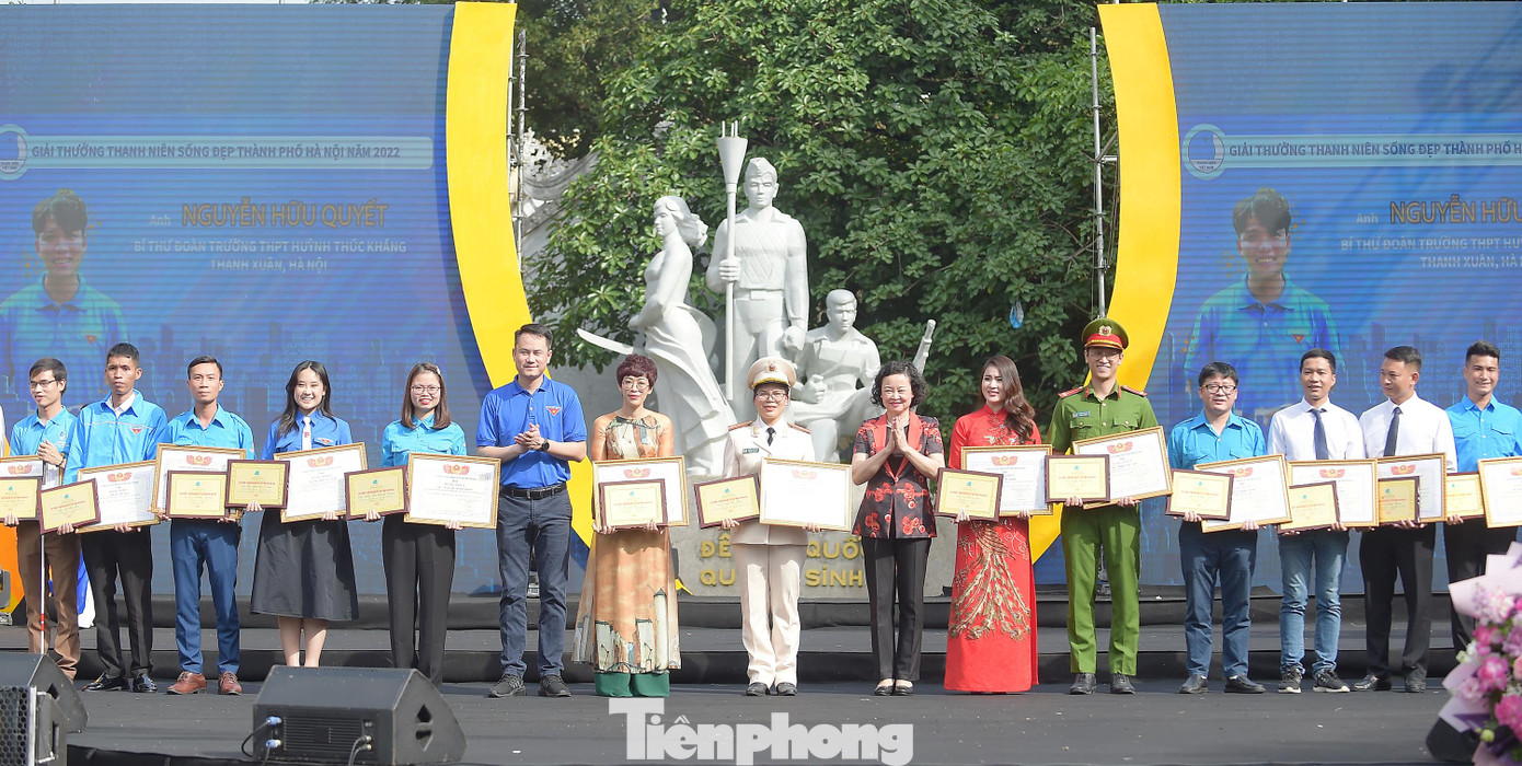 Các gương thanh niên sống đẹp TP. Hà Nội được tuyên dương trong chương trình. Ảnh: Xuân Tùng Các gương thanh niên sống đẹp TP. Hà Nội được tuyên dương trong chương trình. Ảnh: Xuân Tùng