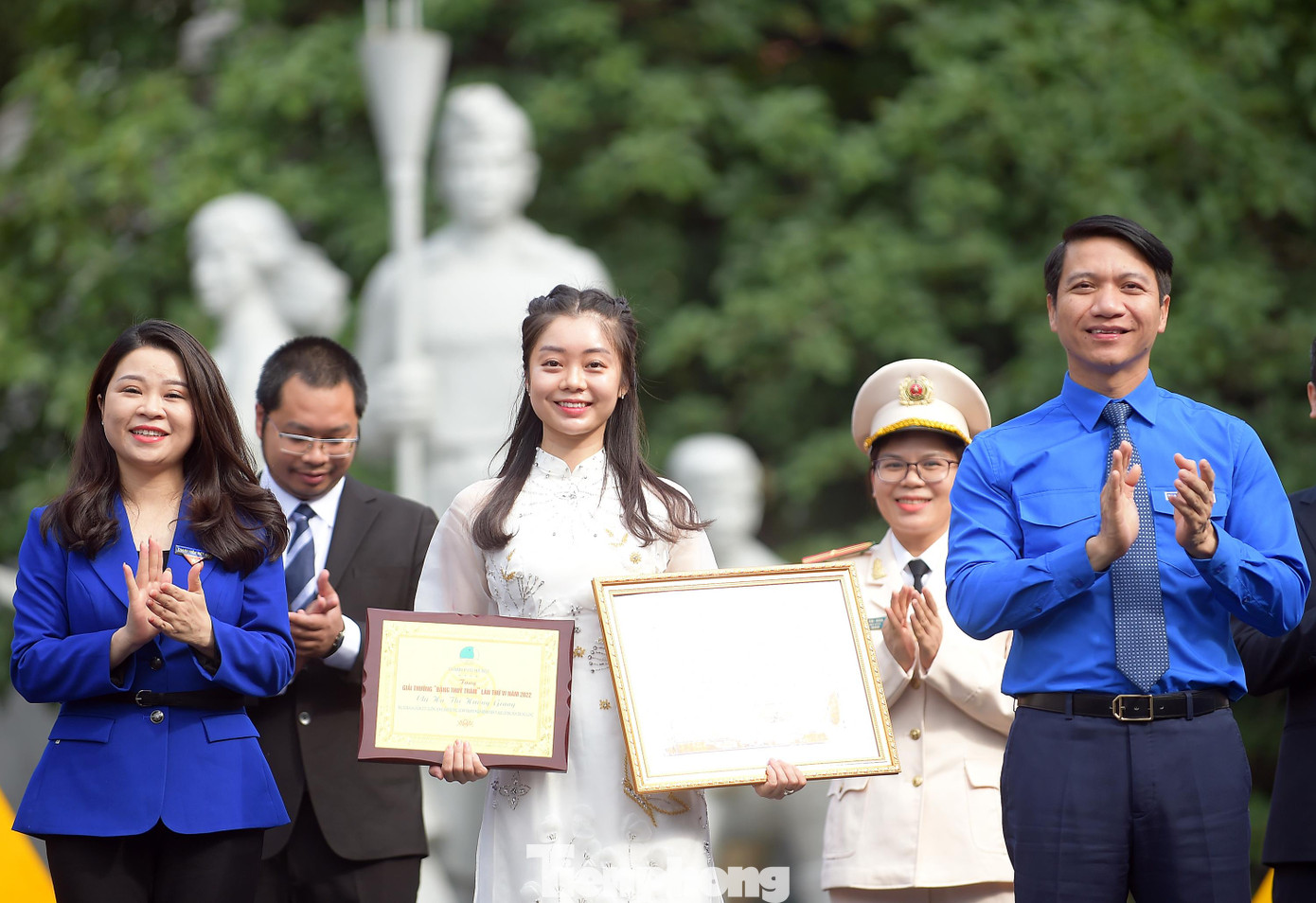 Anh Nguyễn Ngọc Lương và chị Chu Hồng Minh trao tặng Giải thưởng Đặng Thùy Trâm lần thứ VI năm 2022 cho 10 gương mặt. Ảnh: Xuân Tùng Anh Nguyễn Ngọc Lương và chị Chu Hồng Minh trao tặng Giải thưởng Đặng Thùy Trâm lần thứ VI năm 2022 cho 10 gương mặt. Ảnh: Xuân Tùng