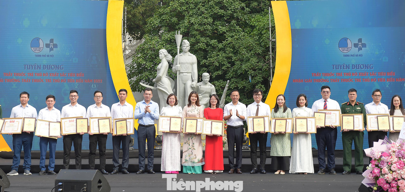 Các gương thầy thuốc trẻ Thủ đô tiêu biểu năm 2022 được tuyên dương tại chương trình. Ảnh: Xuân Tùng Các gương thầy thuốc trẻ Thủ đô tiêu biểu năm 2022 được tuyên dương tại chương trình. Ảnh: Xuân Tùng