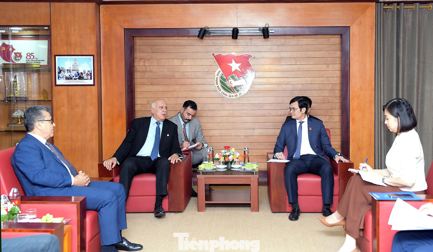 Anh Bùi Quang Huy và ông Jibril M.M Alrajoub trao đổi tại buổi tiếp. Ảnh: Xuân Tùng Anh Bùi Quang Huy và ông Jibril M.M Alrajoub trao đổi tại buổi tiếp. Ảnh: Xuân Tùng