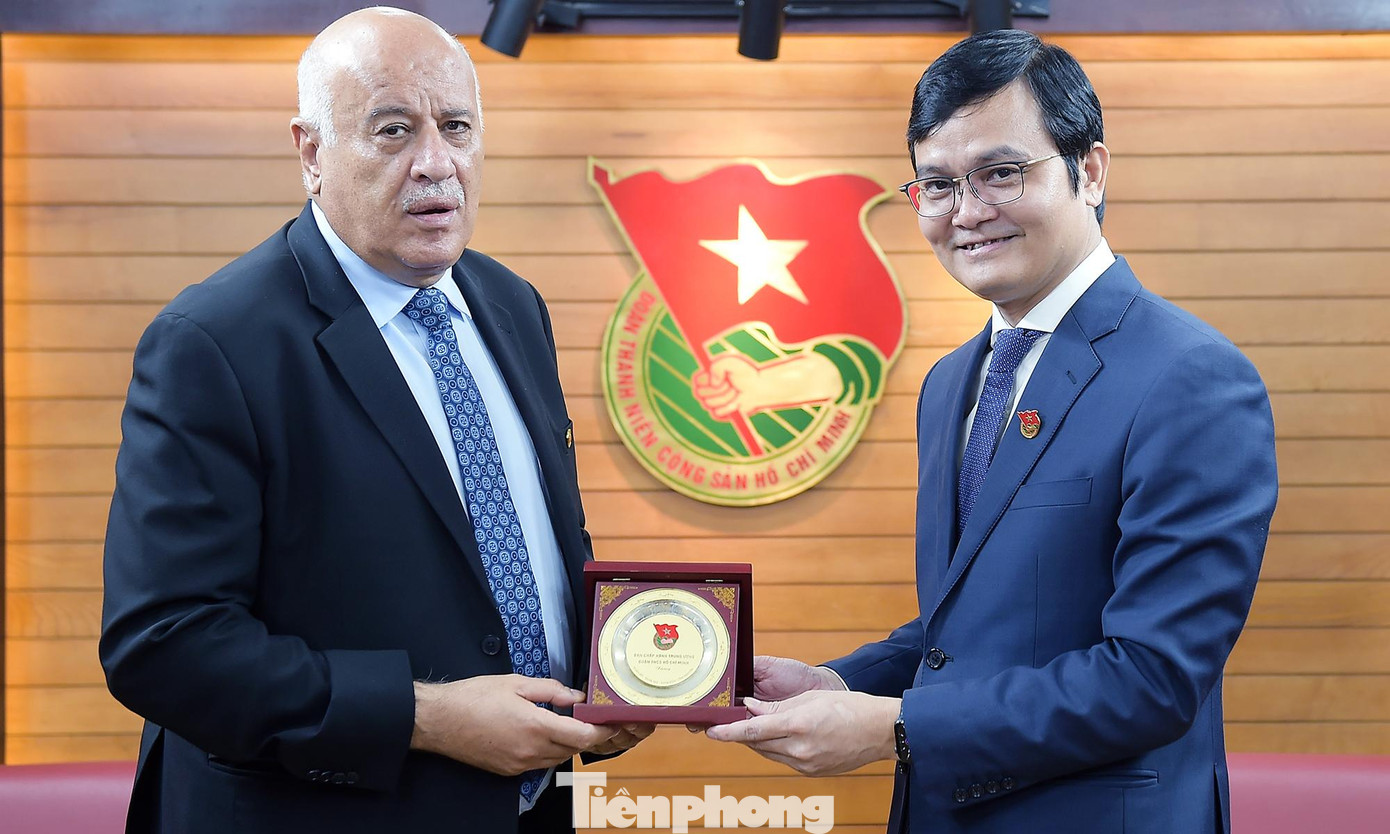 Anh Bùi Quang Huy tặng Logo huy hiệu Đoàn TNCS Hồ Chí Minh tới ông Jibril M.M Alrajoub. Ảnh: Xuân Tùng Anh Bùi Quang Huy tặng Logo huy hiệu Đoàn TNCS Hồ Chí Minh tới ông Jibril M.M Alrajoub. Ảnh: Xuân Tùng