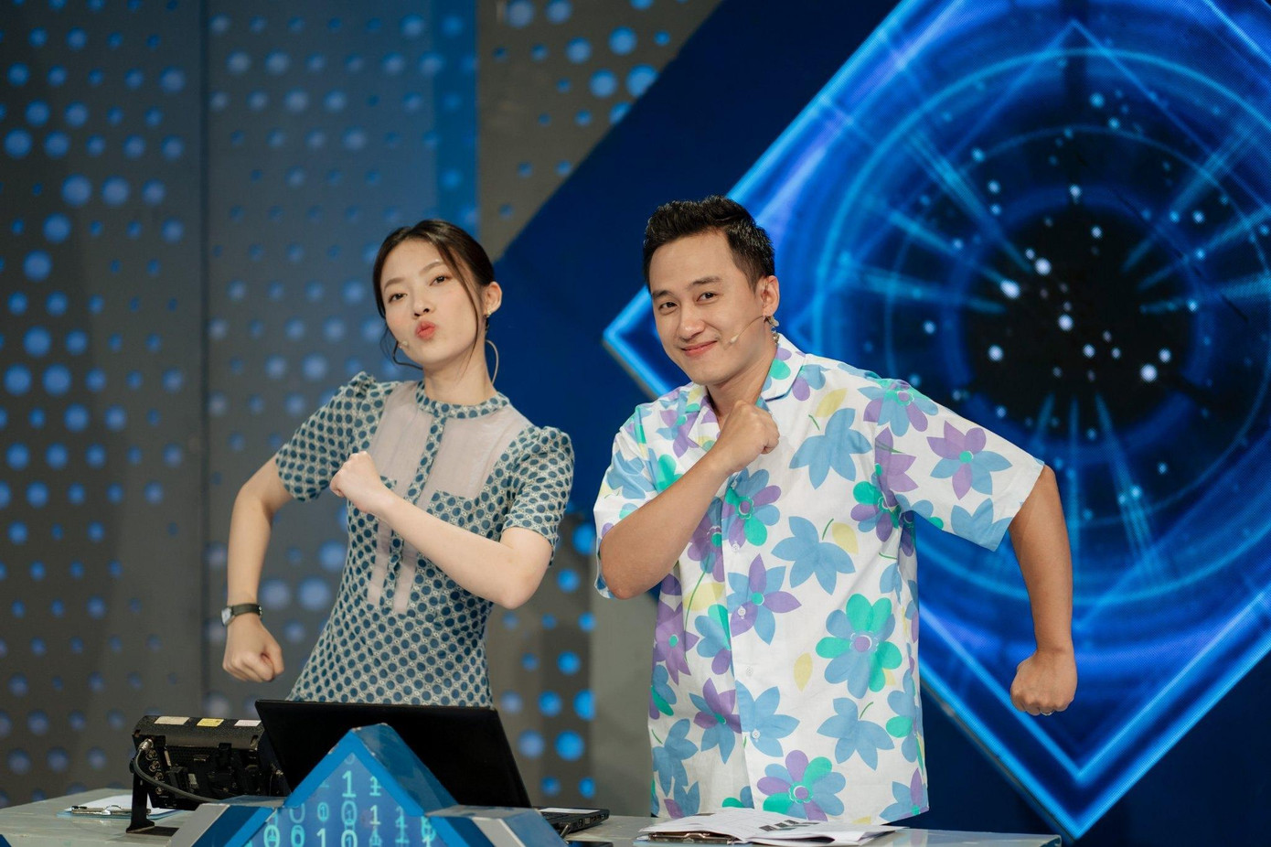 MC Khánh Vy và MC Quốc Huy đồng hành chương trình Đường lên đỉnh Olympia 22. Ảnh: FBCT