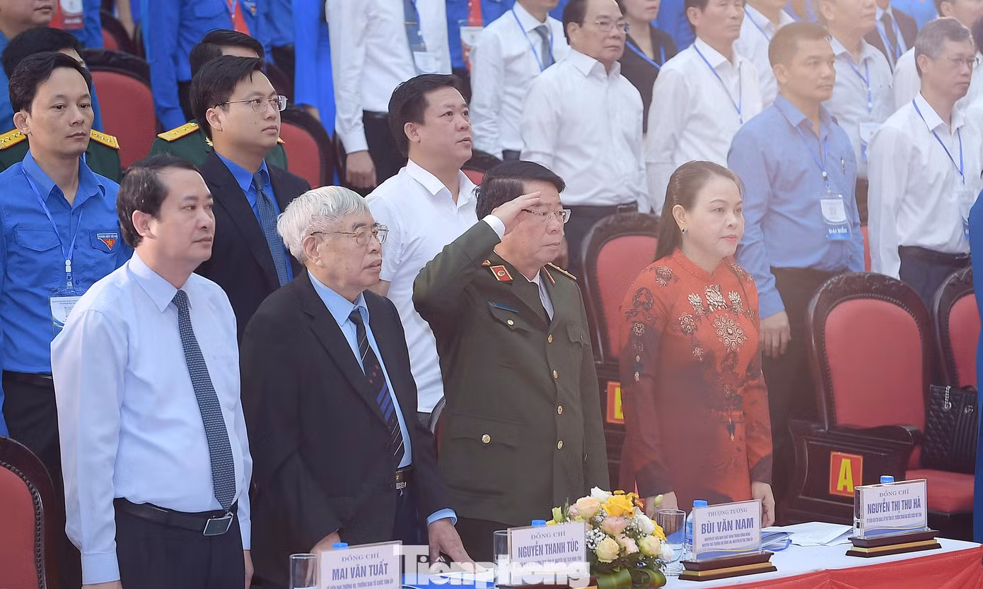 Dự phiên trọng thể Đại hội có bà Nguyễn Thị Thu Hà - Ủy viên Trung ương Đảng, Bí thư Tỉnh ủy Ninh Bình; anh Nguyễn Tường Lâm - Bí thư Trung ương Đoàn. Cùng 234 đại biểu chính thức đại diện 47.000 đoàn viên và gần 200.000 thanh niên toàn tỉnh. Dự phiên trọng thể Đại hội có bà Nguyễn Thị Thu Hà - Ủy viên Trung ương Đảng, Bí thư Tỉnh ủy Ninh Bình; anh Nguyễn Tường Lâm - Bí thư Trung ương Đoàn. Cùng 234 đại biểu chính thức đại diện 47.000 đoàn viên và gần 200.000 thanh niên toàn tỉnh.