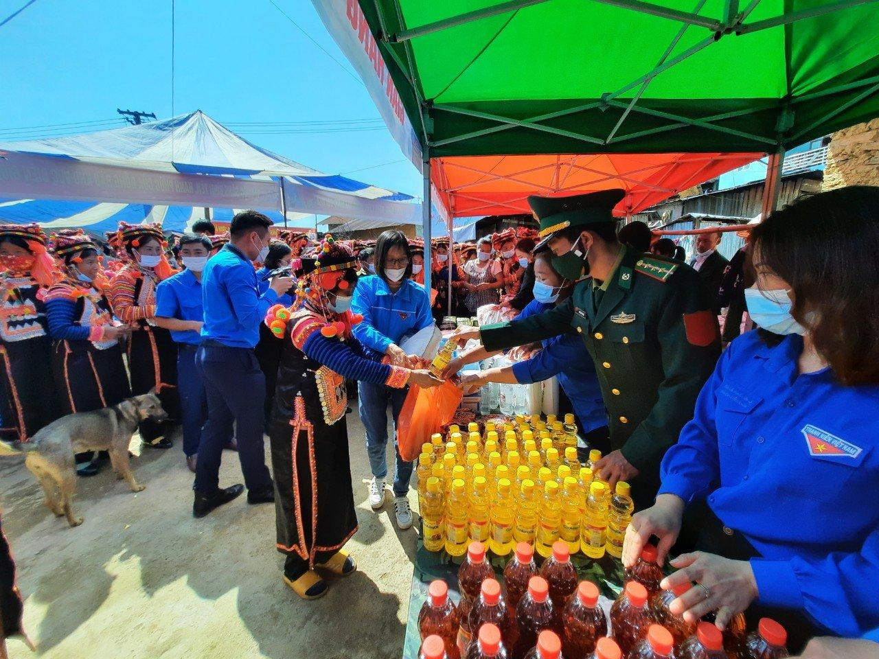 San sẻ khó khăn với đồng bào trong dịch COVID-19. Ảnh: TĐLC