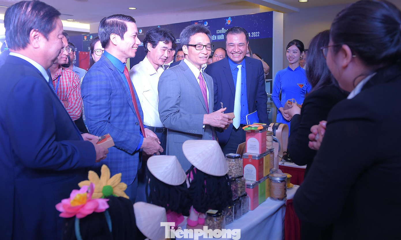 Phó Thủ tướng Vũ Đức Đam tham quan các gian hàng thanh niên khởi nghiệp trong khuôn khổ Diễn đàn. Ảnh: Xuân Tùng