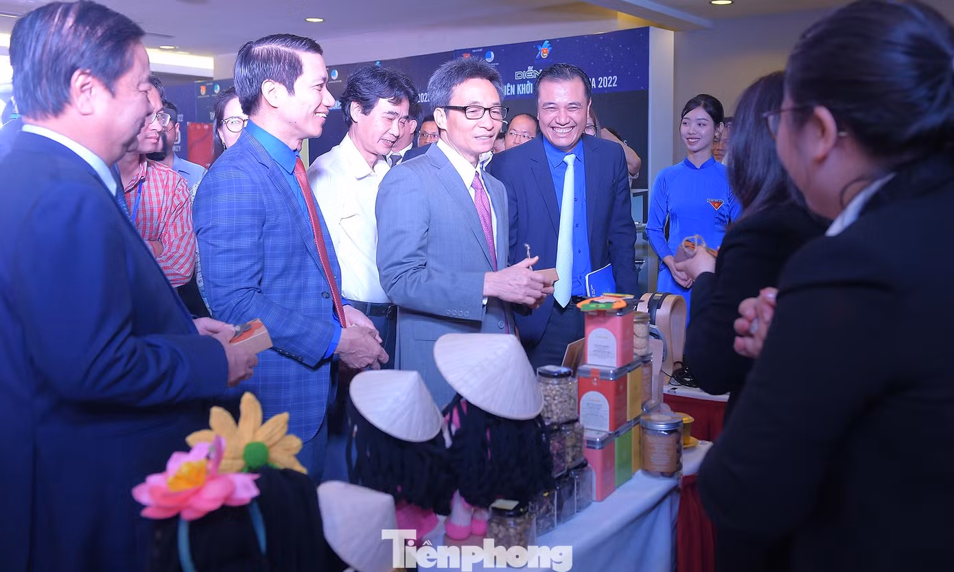 Phó Thủ tướng Vũ Đức Đam tham quan các gian hàng thanh niên khởi nghiệp trong khuôn khổ Diễn đàn. Ảnh: Xuân Tùng