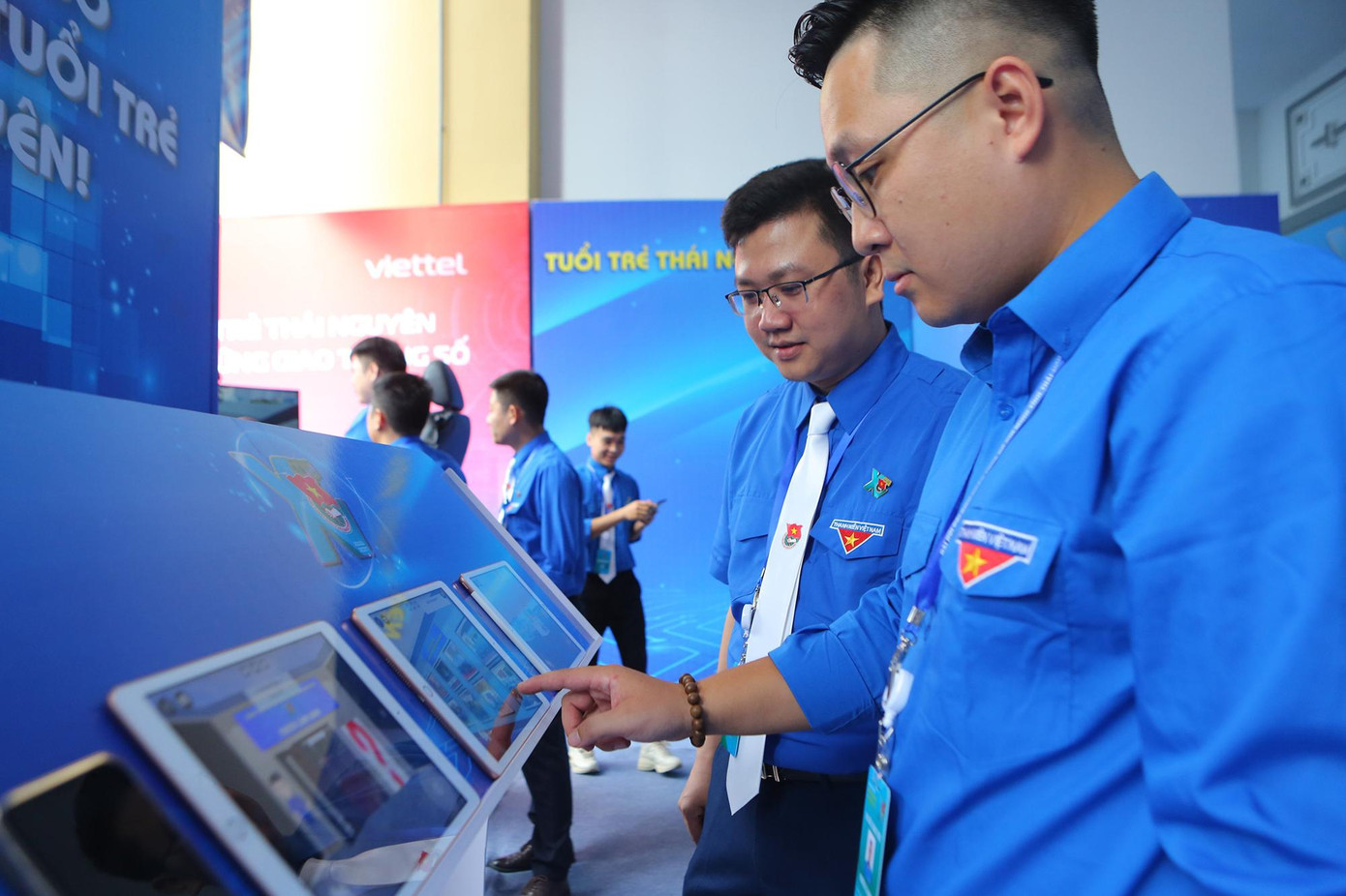 Các đại biểu trải nghiệm các ứng dụng tại không gian số của Đại hội.