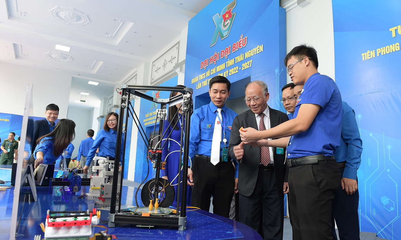 Các đại biểu, khách mời tham quan không gian số.