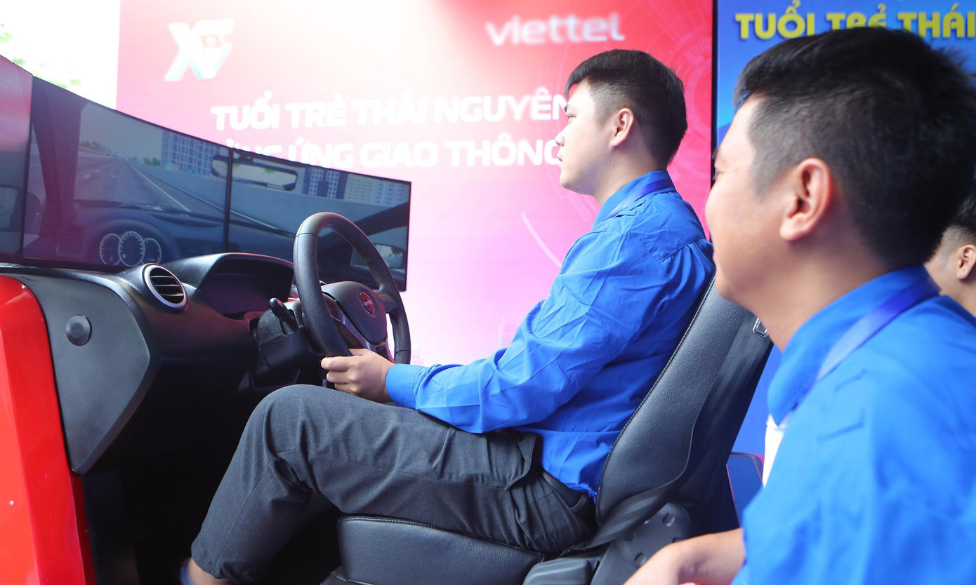 Các đại biểu trải nghiệm các ứng dụng, công nghệ số.