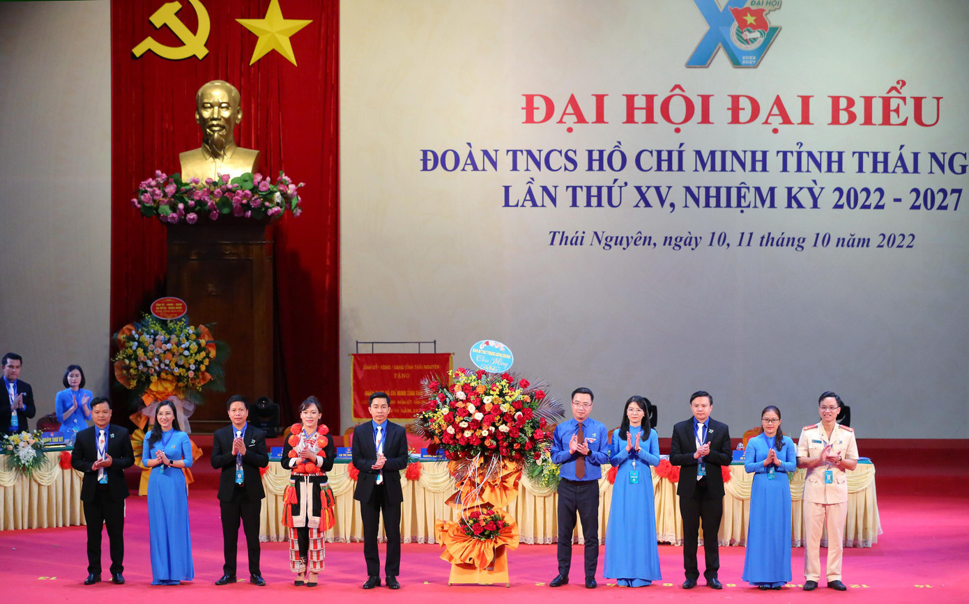 Anh Nguyễn Tường Lâm tặng hoa chúc mừng Đại hội. Ảnh: Trọng Tài