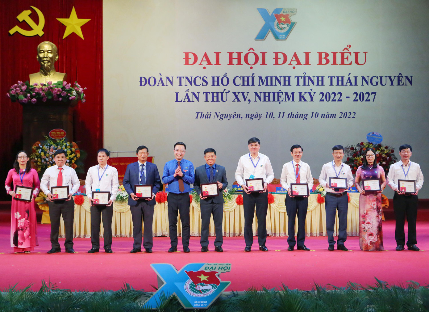 Anh Nguyễn Tường Lâm trao Kỷ niệm chương Vì thế hệ trẻ cho các cá nhân. Ảnh: Trọng Tài