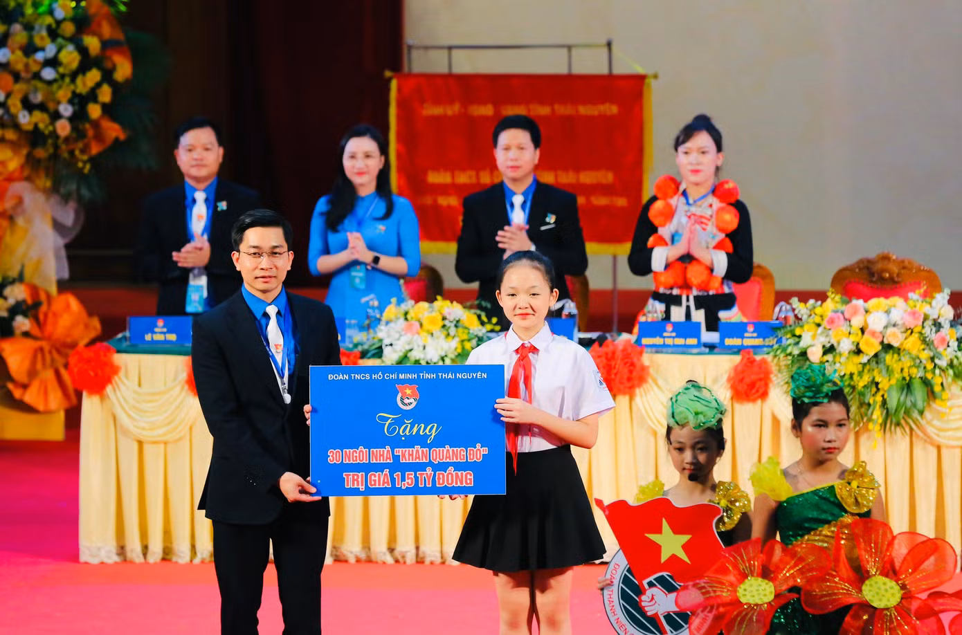 Anh Đoàn Quang Duy - Bí thư Tỉnh Đoàn Thái Nguyên trao biển tượng trưng công trình tới thiếu nhi tỉnh Thái Nguyên. Ảnh: Trọng Tài