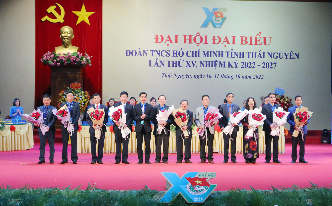 Dịp này, Đoàn TNCS Hồ Chí Minh tỉnh Thái Nguyên tặng hoa Bí thư Tỉnh Đoàn Thái Nguyên các thời kỳ. Ảnh: Trọng Tài