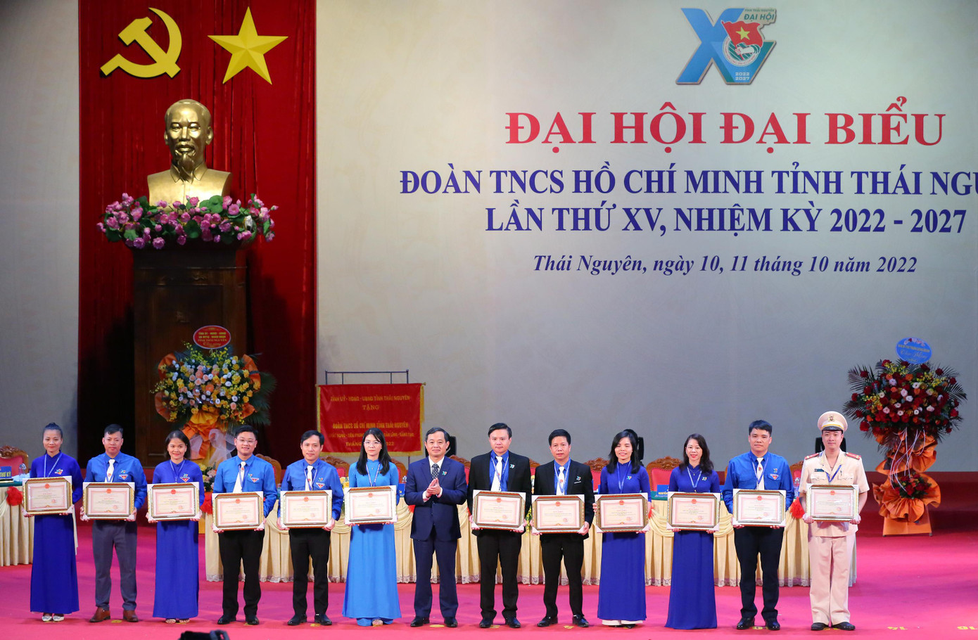 Dịp này 12 tập thể và 17 cá nhân có thành tích xuất sắc trong công tác Đoàn và phong trào thanh thiếu nhi giai đoạn 2017 - 2022 đã được nhận Bằng khen của Chủ tịch UBND tỉnh Thái Nguyên. (Trong ảnh, Phó Bí thư thường trực Tỉnh ủy, Chủ tịch HĐND tỉnh Phạm Hoàng Sơn trao tặng Bằng khen cho các tập thể). Ảnh: Trọng Tài