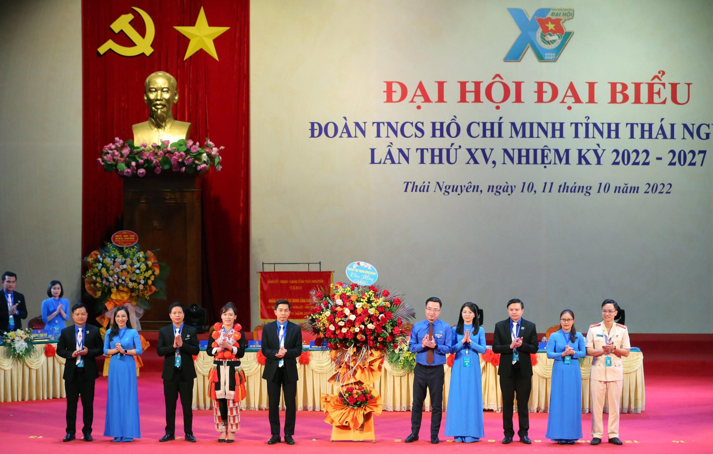 Anh Nguyễn Tường Lâm tặng hoa chúc mừng Đại hội. Ảnh: Trọng Tài