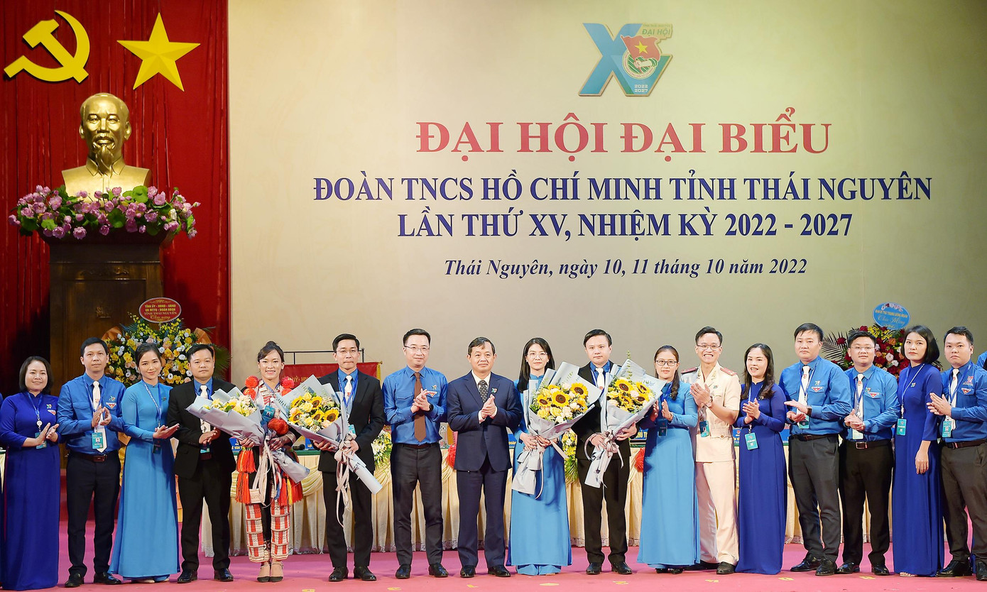 Đại hội đã ra mắt Ban Chấp hành Tỉnh Đoàn Thái Nguyên khóa XV gồm 35 anh, chị. Bí thư Trung ương Đoàn Nguyễn Tường Lâm và lãnh đạo tỉnh Thái Nguyên tặng hoa chúc mừng Ban Chấp hành khóa XV. Ảnh: Xuân Tùng