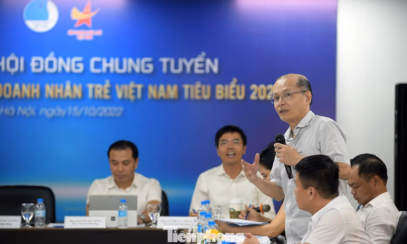 Các đại biểu đã trao đổi, thảo luận và bỏ phiếu kín bình chọn ứng viên trao giải. Ảnh: Xuân Tùng Các đại biểu đã trao đổi, thảo luận và bỏ phiếu kín bình chọn ứng viên trao giải. Ảnh: Xuân Tùng