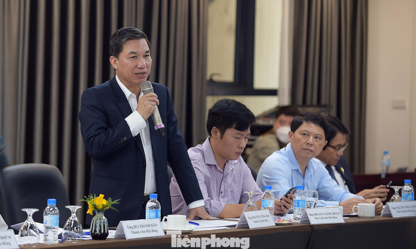 Các đại biểu đã trao đổi, thảo luận và bỏ phiếu kín bình chọn ứng viên trao giải. Ảnh: Xuân Tùng