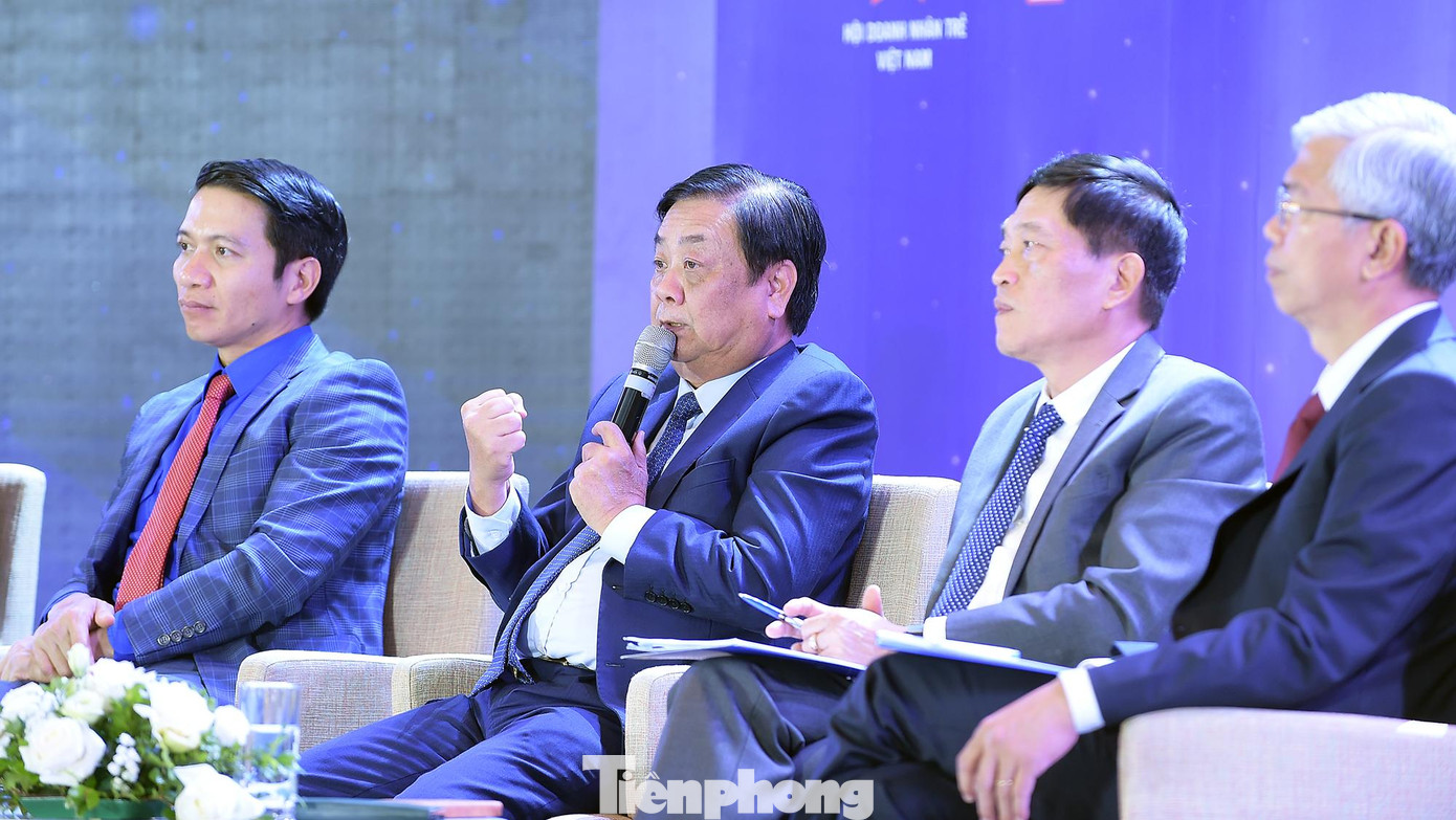 Ông Lê Minh Hoan cho rằng, khởi nghiệp là hành trình hội tụ nhiều yếu tố, chứ không chỉ riêng tiền. Thanh niên cần xác định cần tiền hay cần vốn, trong vốn bao hàm tiền, kiến thức, kỹ năng, thái độ, vốn sống...; phải có suy nghĩ khác biệt. Ảnh: Xuân Tùng