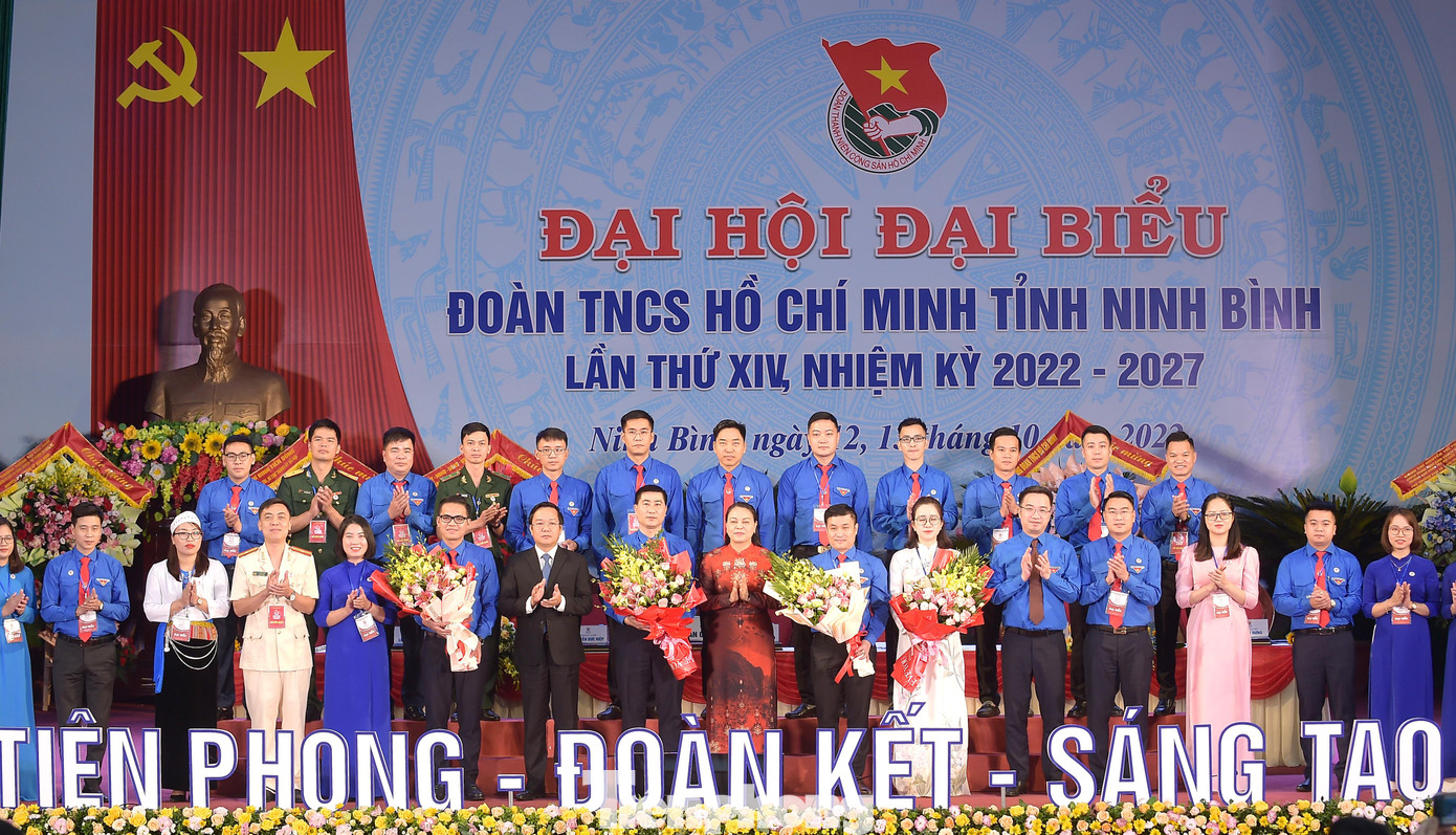 Đại hội đã ra mắt Ban Chấp hành Tỉnh Đoàn Ninh Bình khóa XIV. Bí thư Tỉnh ủy Ninh Bình Nguyễn Thị Thu Hà và Bí thư Trung ương Đoàn Nguyễn Tường Lâm tặng hoa chúc mừng.