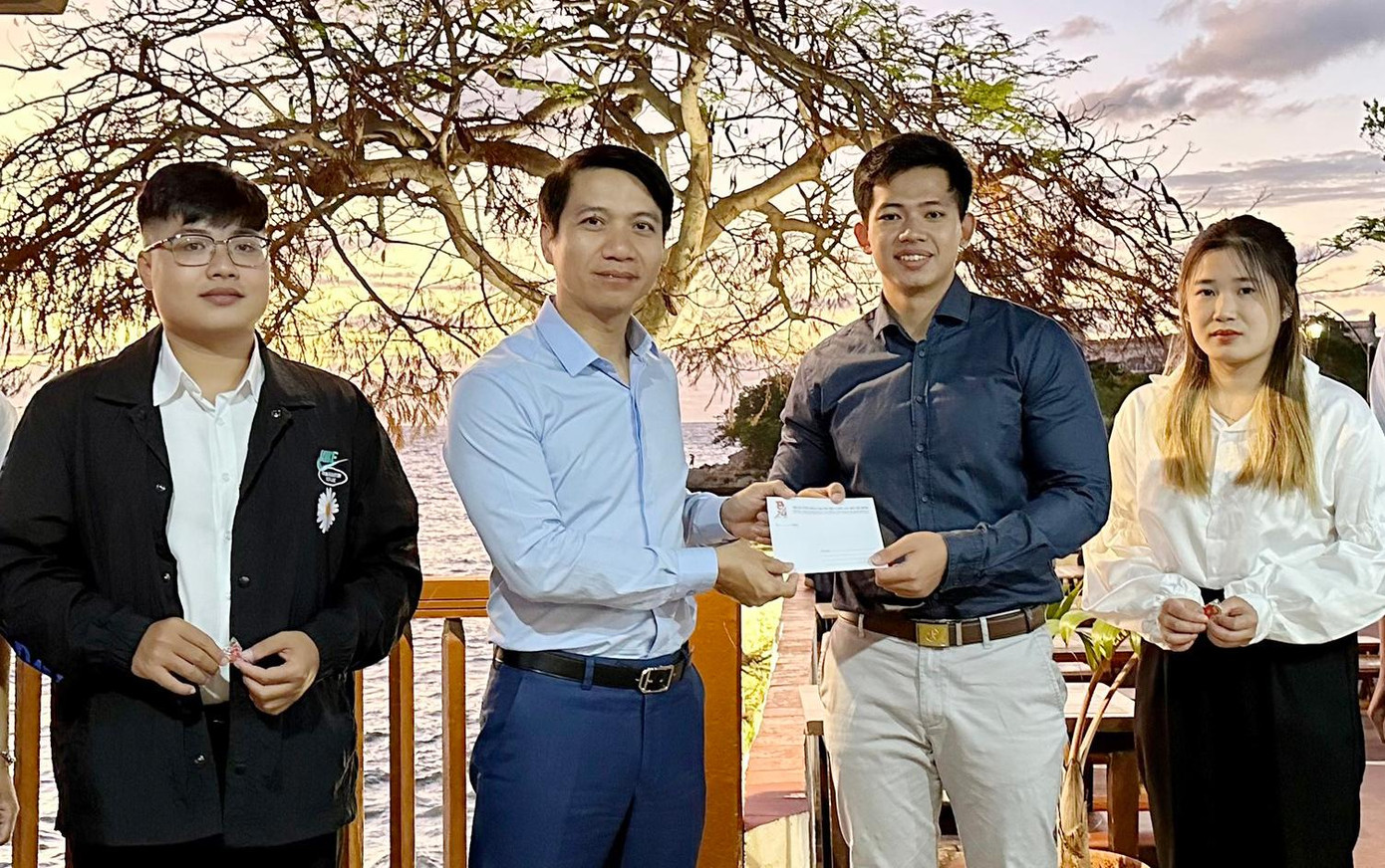 Anh Nguyễn Ngọc Lương tặng quà cho Ban Cán sự Đoàn tại Cuba Anh Nguyễn Ngọc Lương tặng quà cho Ban Cán sự Đoàn tại Cuba