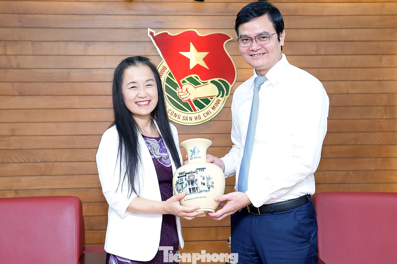 Anh Bùi Quang Huy tặng quà lưu niệm tới bà Naomi Kitahara. Ảnh: Xuân Tùng Anh Bùi Quang Huy tặng quà lưu niệm tới bà Naomi Kitahara. Ảnh: Xuân Tùng