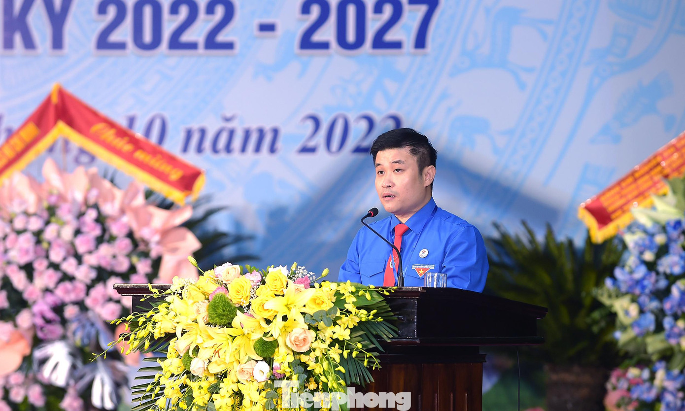 Anh Bùi Chính Thức - Phó Bí thư Tỉnh Đoàn, Chủ nhiệm Ủy ban Kiểm tra Tỉnh Đoàn Ninh Bình trình bày tóm tắt dự thảo Báo cáo Chính trị của Ban Chấp hành khóa XIII trình Đại hội Đại biểu Đoàn TNCS Hồ Chí Minh tỉnh Ninh Bình lần thứ XIV, nhiệm kỳ 2022 - 2027.