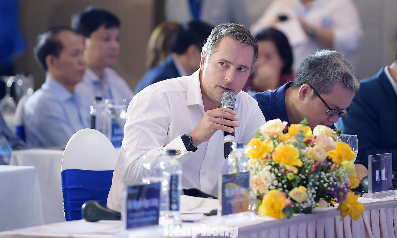 Ông Toni Eliasz trao đổi tại Diễn đàn. Ảnh: Xuân Tùng