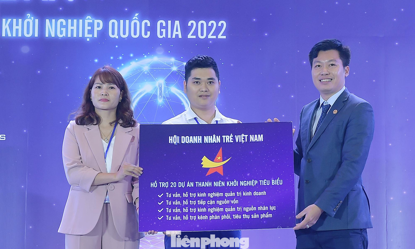 Hội Doanh nhân trẻ Việt Nam trao hỗ trợ 20 dự án thanh niên khởi nghiệp tiêu biểu. Ảnh: Xuân Tùng.