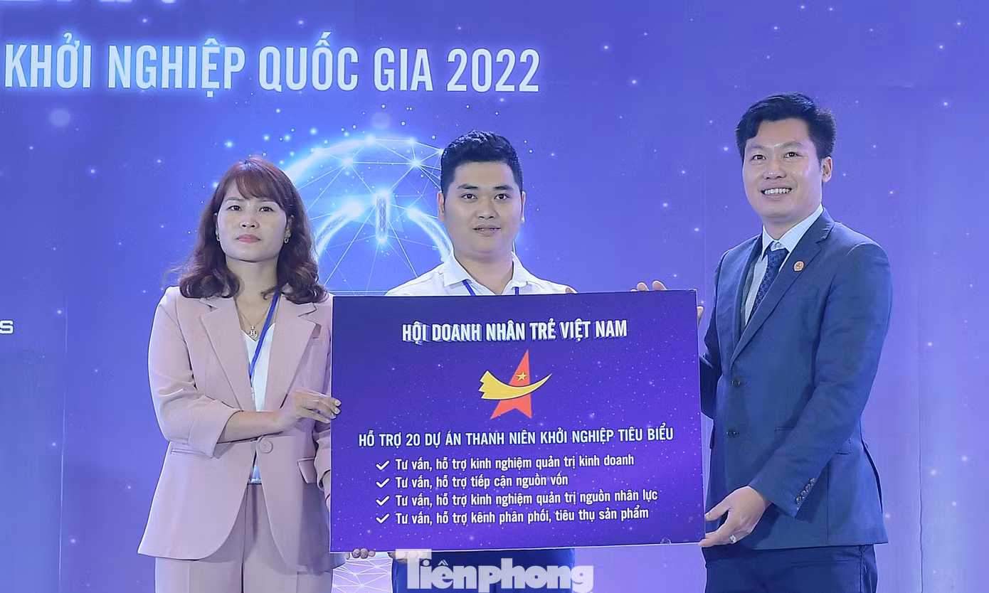 Hội Doanh nhân trẻ Việt Nam trao hỗ trợ 20 dự án thanh niên khởi nghiệp tiêu biểu. Ảnh: Xuân Tùng.