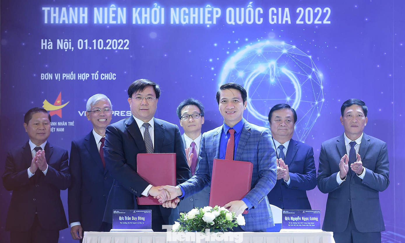 Anh Nguyễn Ngọc Lương và ông Trần Duy Đông ký kết chương trình phối hợp giữa Trung ương Đoàn và Bộ Kế hoạch và Đầu tư. Ảnh: Xuân Tùng