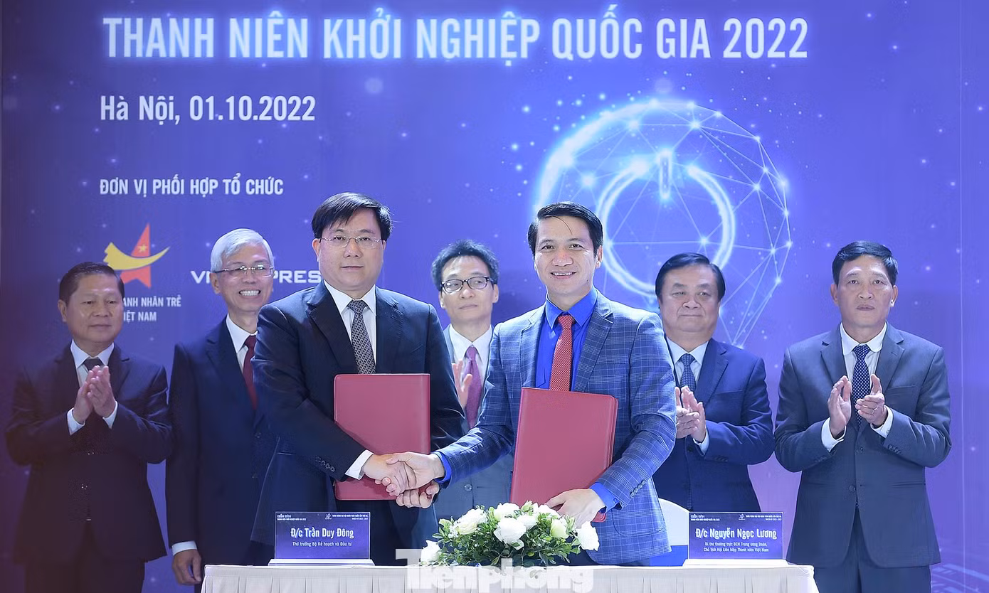 Anh Nguyễn Ngọc Lương và ông Trần Duy Đông ký kết chương trình phối hợp giữa Trung ương Đoàn và Bộ Kế hoạch và Đầu tư. Ảnh: Xuân Tùng