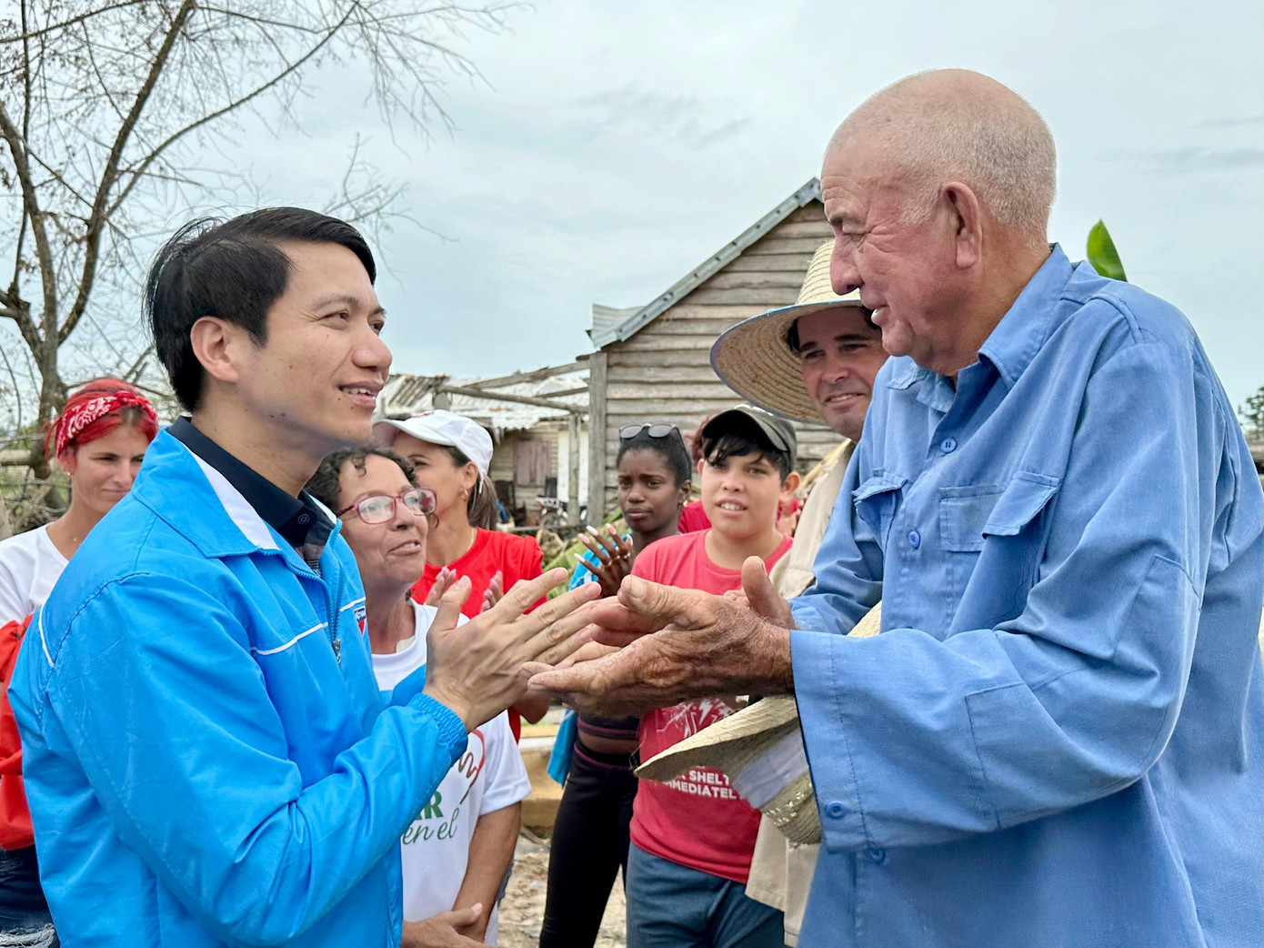 Anh Nguyễn Ngọc Lương chia sẻ, động viên ông Servilio Jesus Cordova Torres. Ảnh: Song Thưa