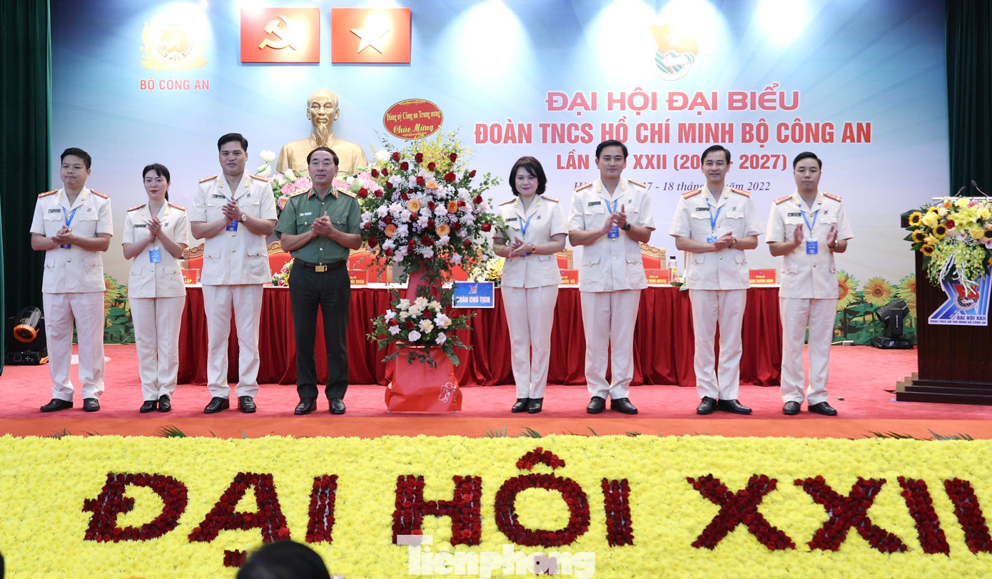 Thượng tướng Trần Quốc Tỏ tặng lẵng hoa chúc mừng Đại hội. Ảnh: Như Ý