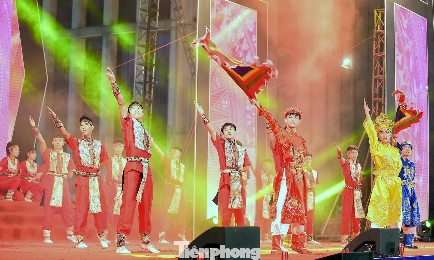 Ban Giám khảo xét giải và trao thưởng cho các đội tuyển dân vũ xuất sắc nhất.