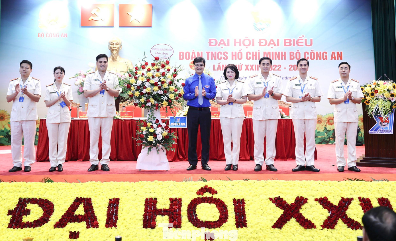 Anh Bùi Quang Huy tặng lẵng hoa chúc mừng Đại hội. Ảnh: Như Ý