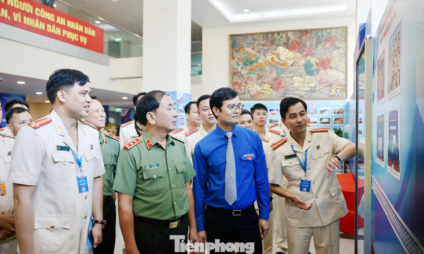 Thượng tướng Trần Quốc Tỏ và anh Bùi Quang Huy tham quan không gian triển lãm, sáng tạo tại Đại hội. Ảnh: Như Ý