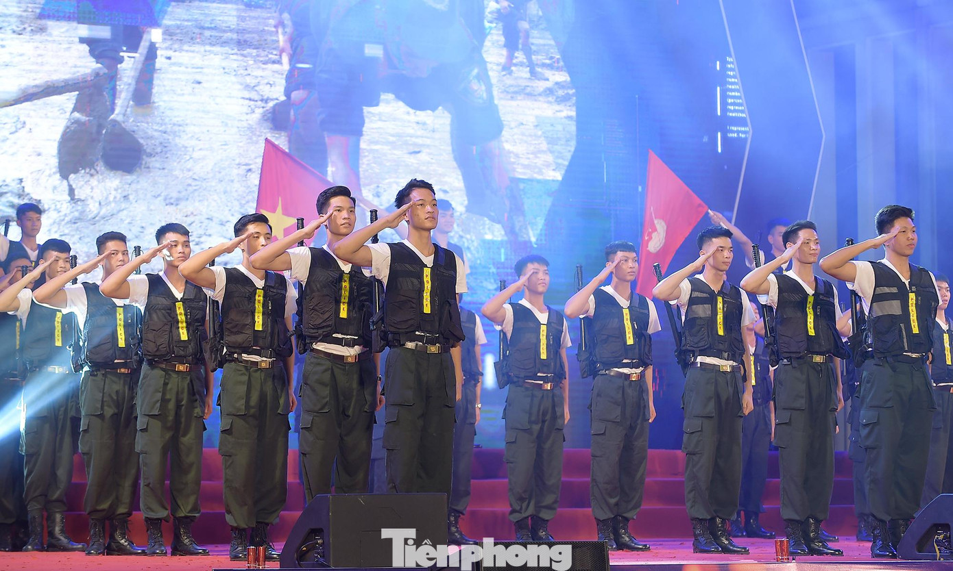 Ngoài biểu diễn các động tác nhảy sôi động, các đội dân vũ còn giới thiệu hình ảnh của đơn vị qua trang phục biểu diễn, các động tác vũ đạo...