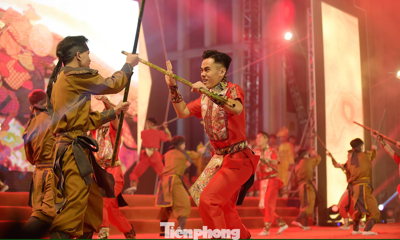 Liên hoan dân vũ "Sắc màu tuổi trẻ Công an nhân dân" gồm hai vòng thi. Vòng 1 thi đấu trên nền nhạc tự chọn; vòng 2 thi đấu trên nền nhạc chung.