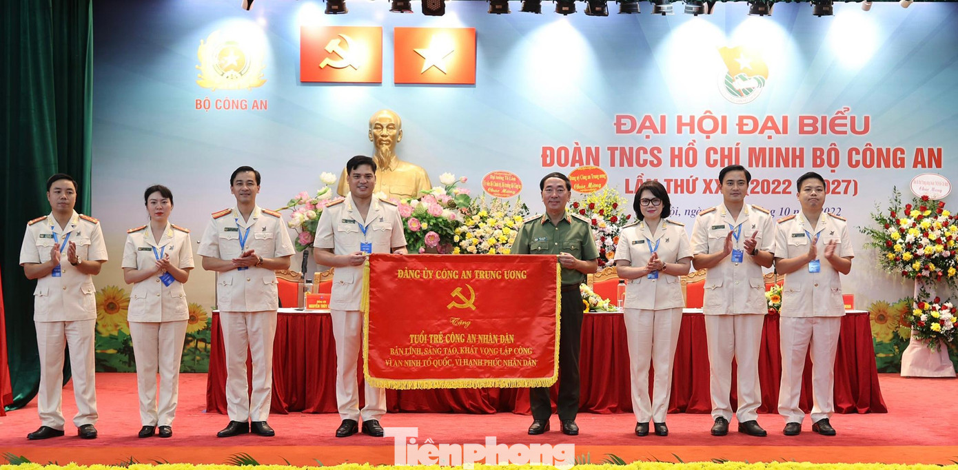 Thay mặt Đảng ủy Công an Trung ương, Thượng tướng Trần Quốc Tỏ tặng bức trướng cho tuổi trẻ Công an nhân dân. Ảnh: Như Ý