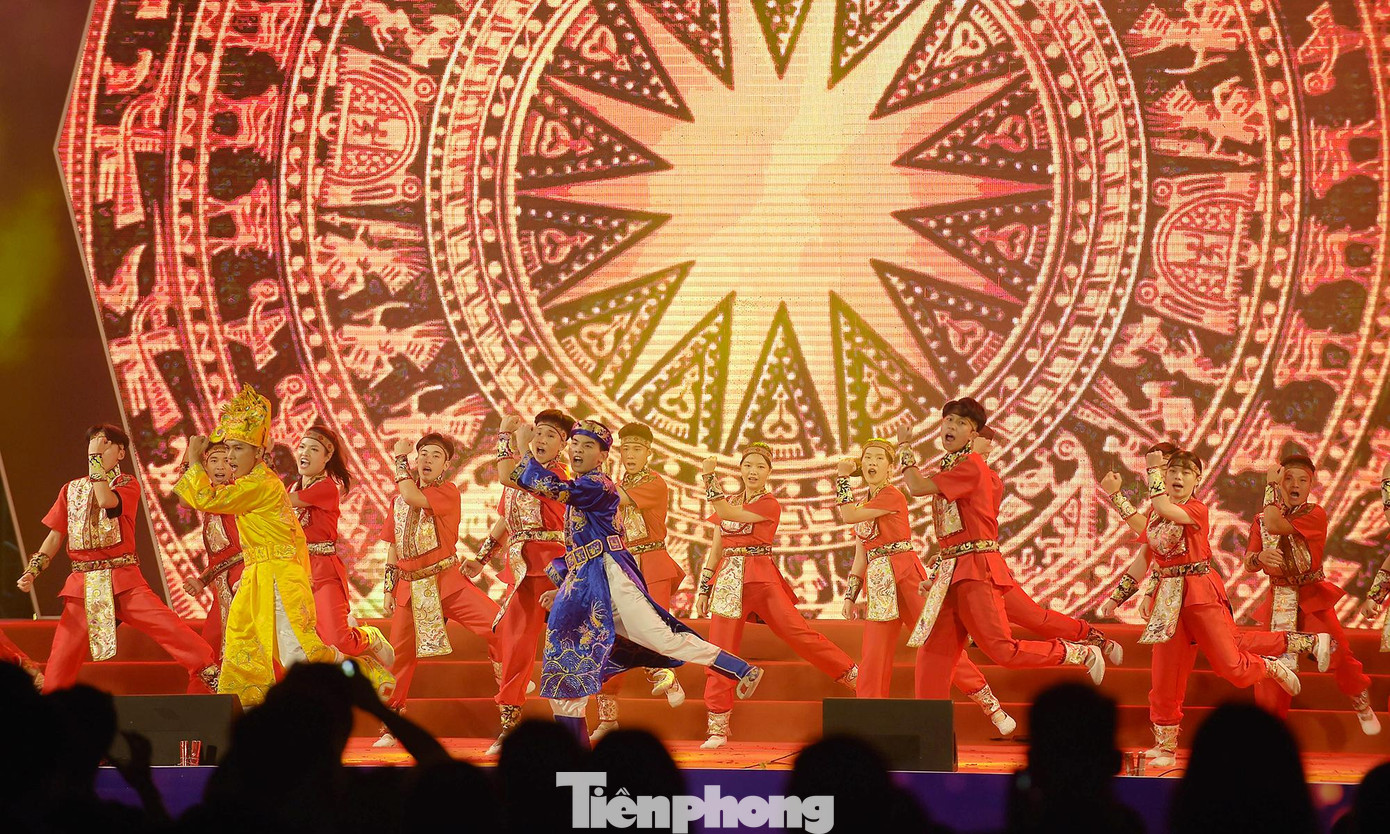 Liên hoan dân vũ "Sắc màu tuổi trẻ Công an nhân dân". Ảnh: Xuân Tùng