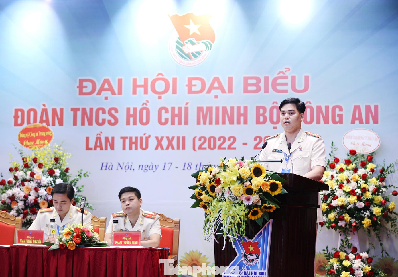 Trung tá Đồng Đức Vũ trình bày tóm tắt báo cáo chính trị Đại hội. Ảnh: Như Ý