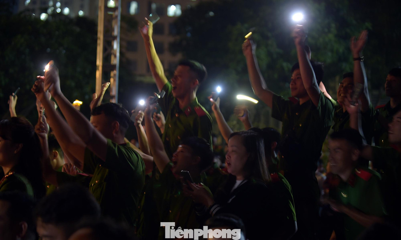 Khán giả theo dõi cổ vũ cho các đội dân vũ biểu diễn trong Liên hoan.